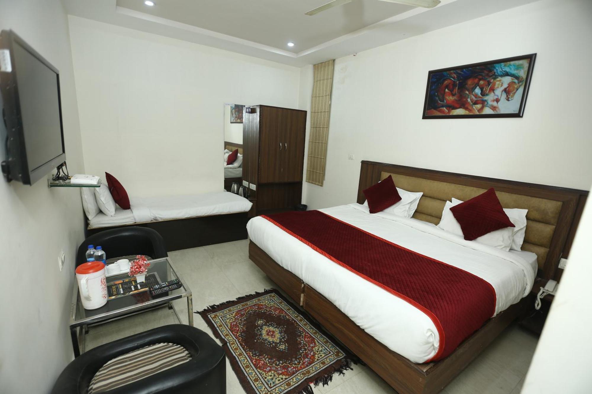 24 Hotel & Resort Агра Екстер'єр фото