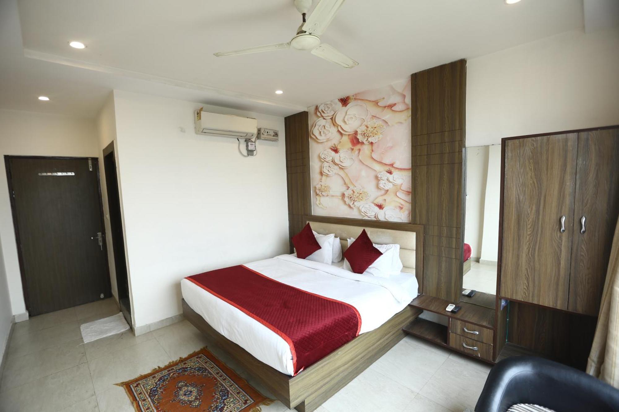 24 Hotel & Resort Агра Екстер'єр фото