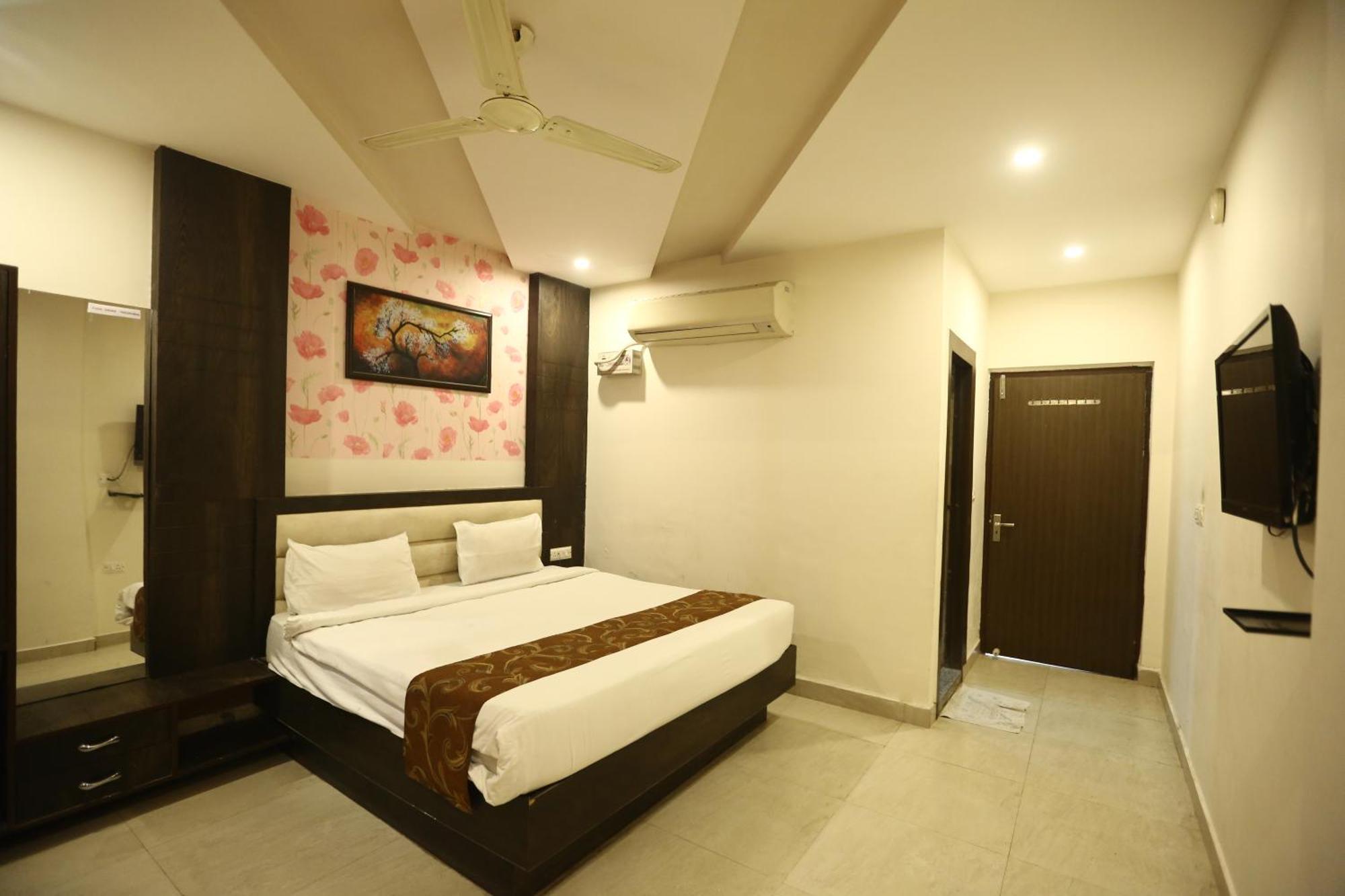 24 Hotel & Resort Агра Екстер'єр фото