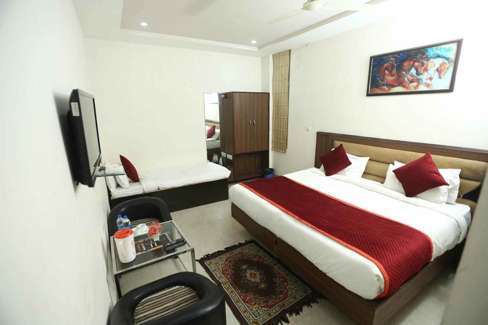24 Hotel & Resort Агра Екстер'єр фото