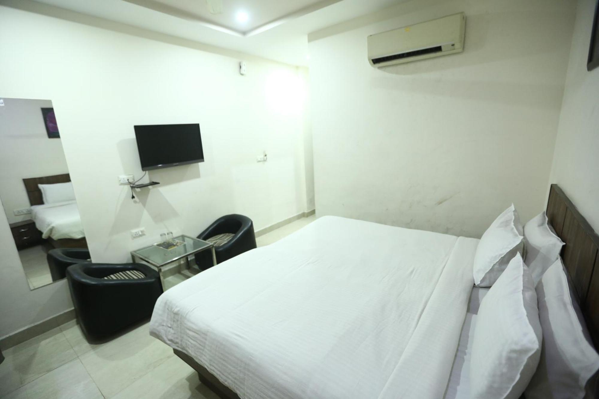 24 Hotel & Resort Агра Екстер'єр фото